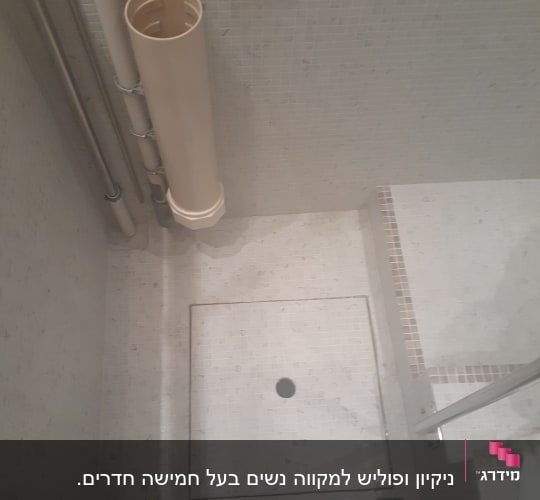 רצפת מקלחת עם ניקוז ומוטות מתכת
